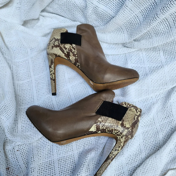 Vince Camuto leather snake stiletto booties 9.5 - Picture 9 of 14
